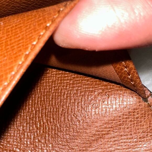 Louis Vuitton Key Holder - Picture 9 of 10